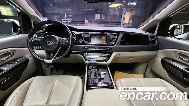 Kia Carnival — interior