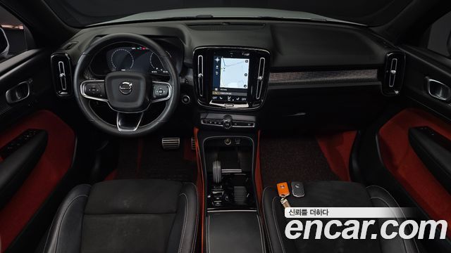 Volvo XC40 — interior