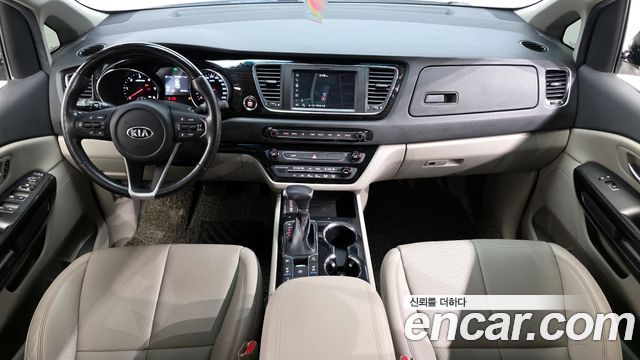Kia Carnival — interior