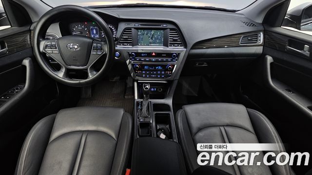 Hyundai Sonata — interior