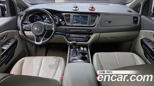 Kia Carnival — interior