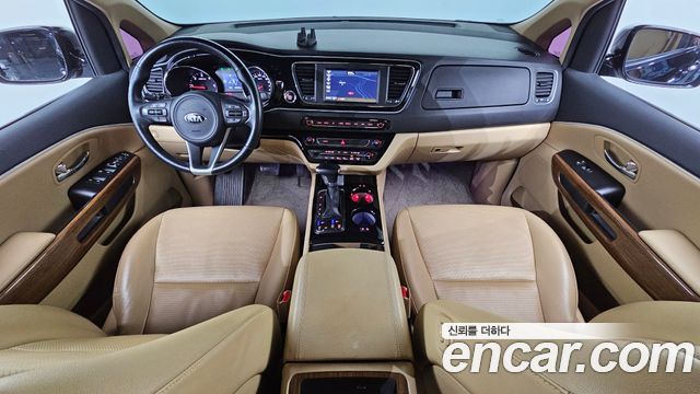 Kia Carnival — interior