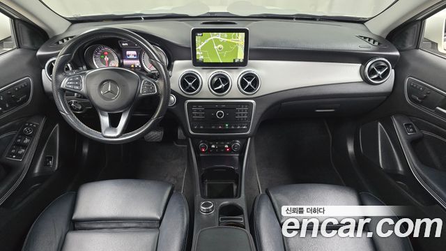 Mercedes-Benz GLA-Class — interior