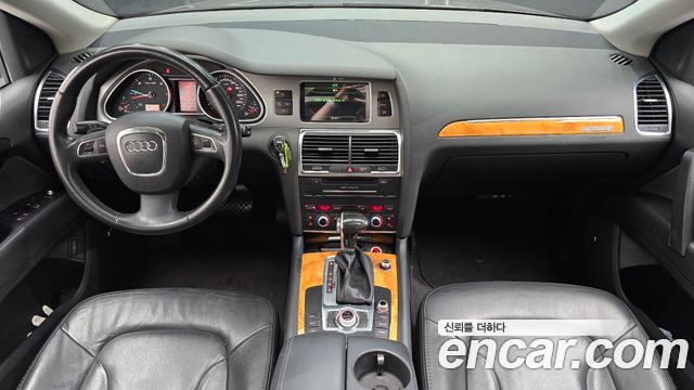 Audi Q7 — interior