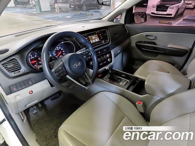 Kia Carnival — interior
