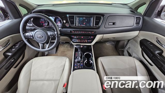 Kia Carnival — interior