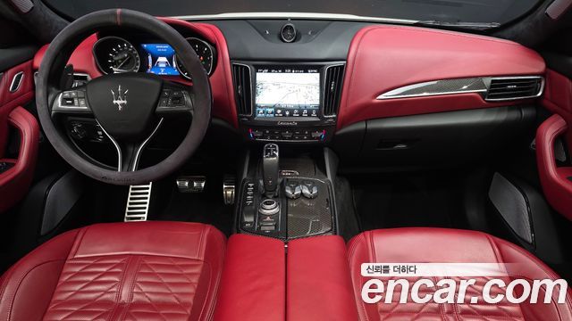Maserati Levante — interior