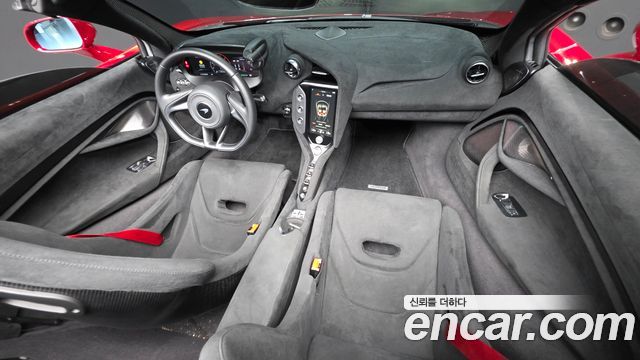 McLaren 750S — interior