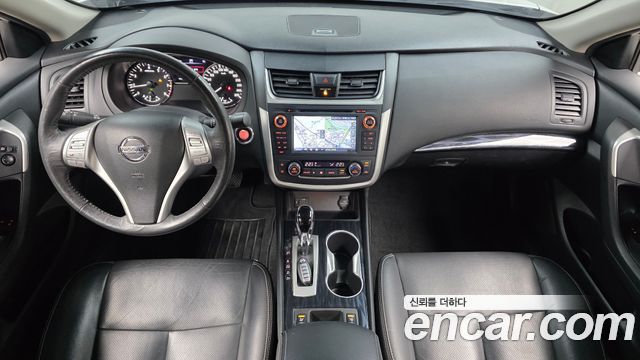 Nissan Altima — interior