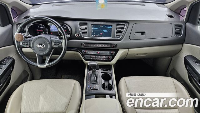 Kia Carnival — interior