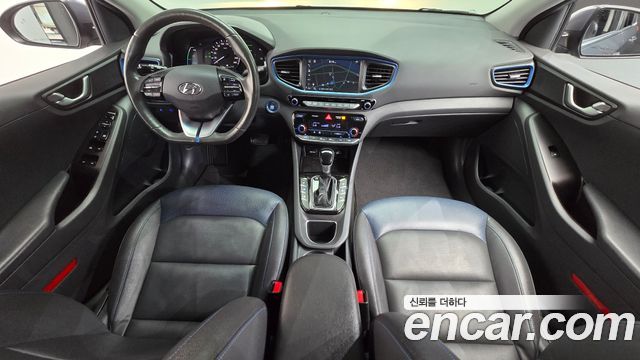 Hyundai Ioniq — interior