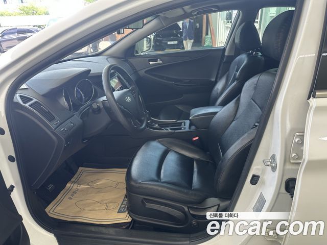 Hyundai Sonata — interior