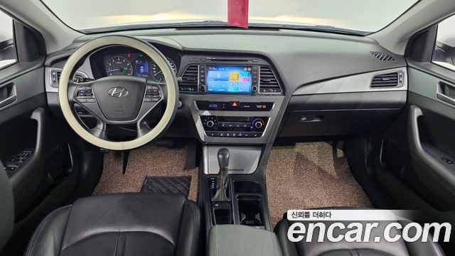Hyundai Sonata — interior