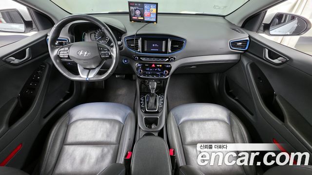 Hyundai Ioniq — interior