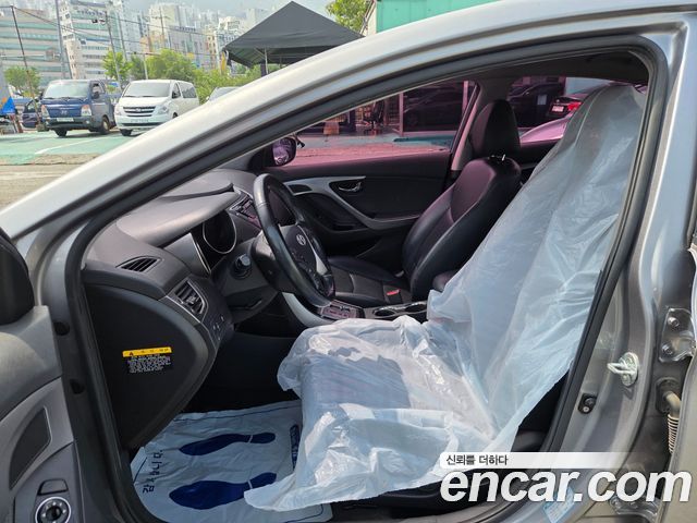 Hyundai Avante — interior