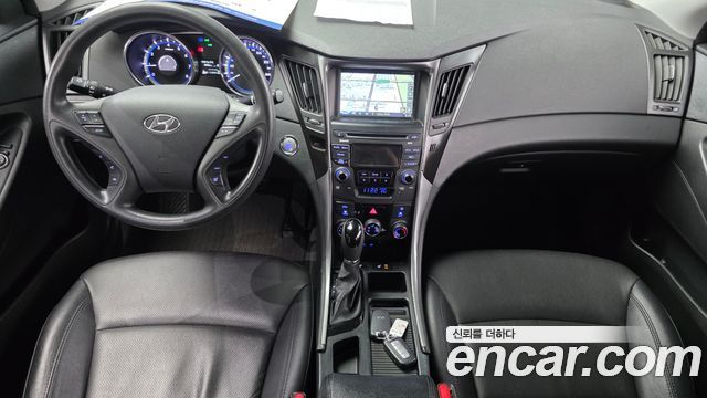 Hyundai Sonata — interior