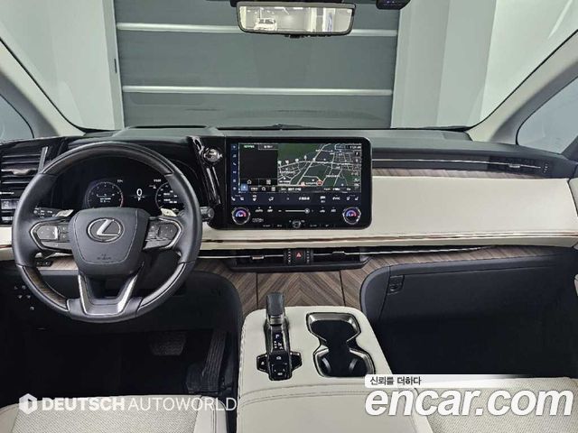 Lexus LM — interior