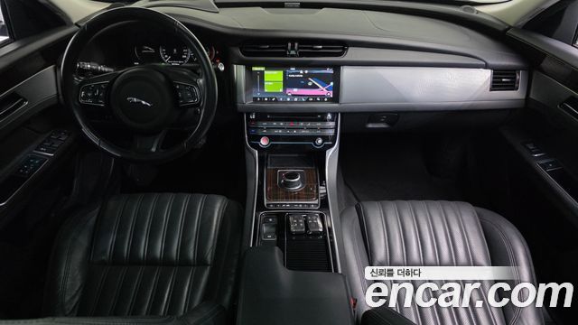 Jaguar XF — interior