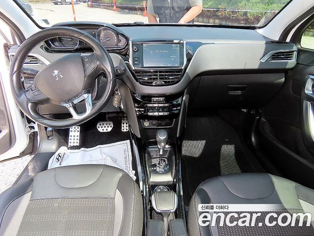 Peugeot 2008 — interior