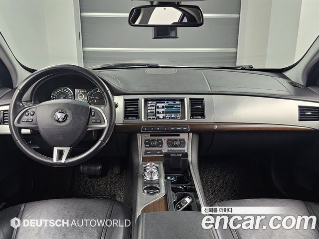 Jaguar XF — interior