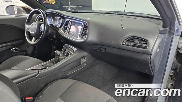 Dodge Challenger — interior