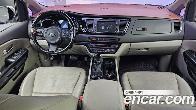 Kia Carnival — interior