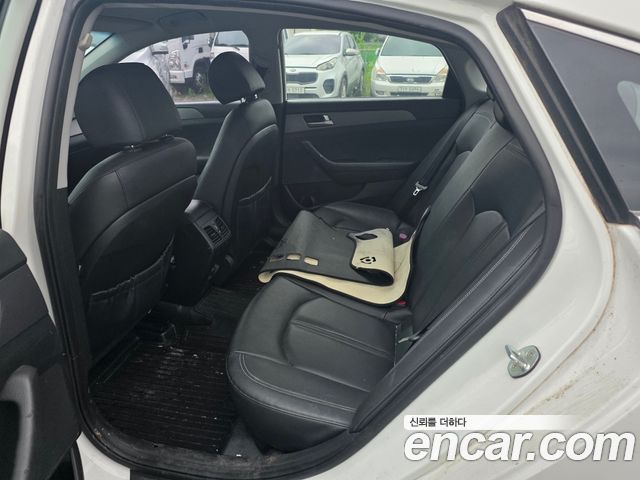 Hyundai Sonata — interior