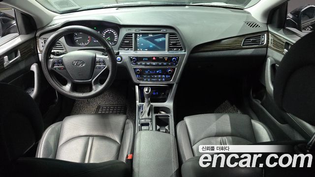Hyundai Sonata — interior
