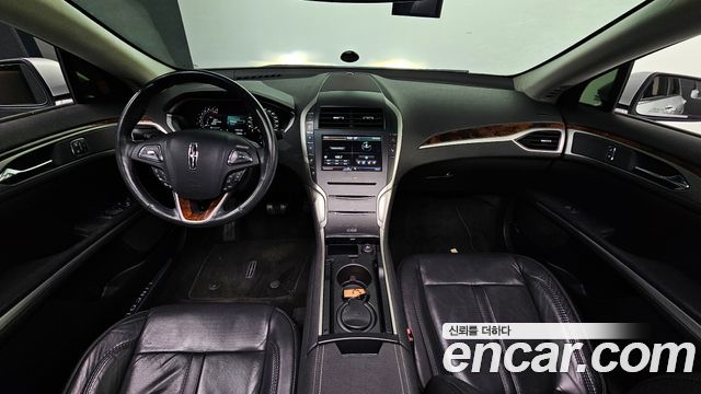 Lincoln MKZ — interior