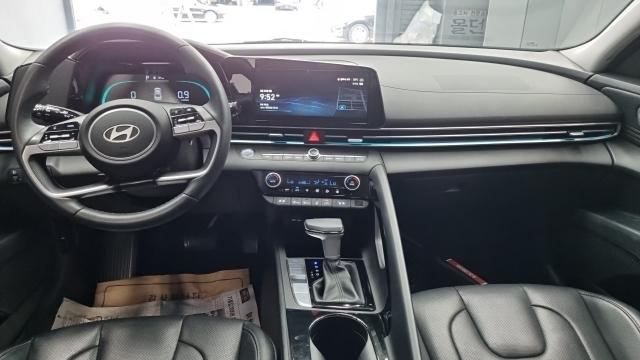 Hyundai Avante — interior