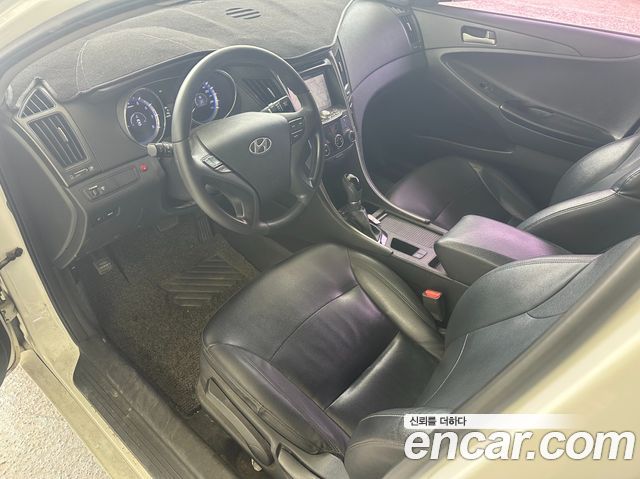 Hyundai Sonata — interior