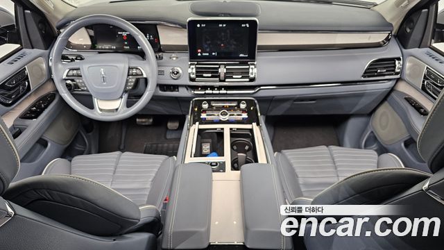 Lincoln Navigator — interior