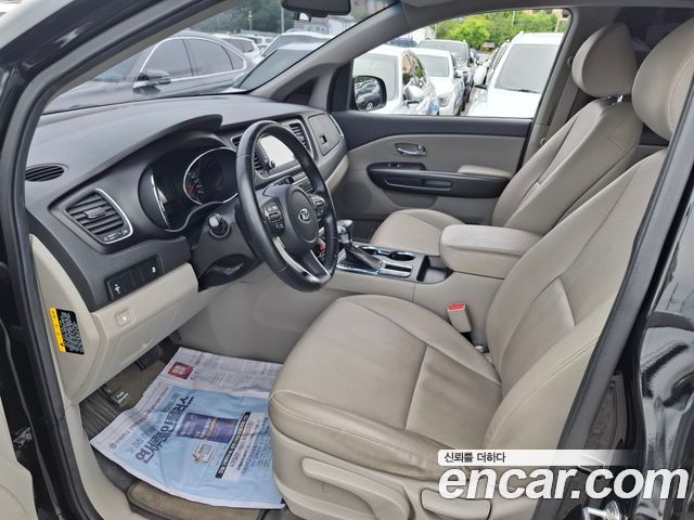 Kia Carnival — interior