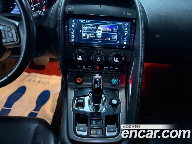 Jaguar F-Type — interior