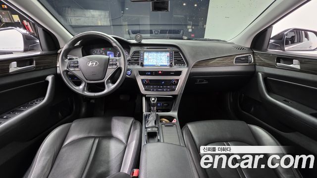 Hyundai Sonata — interior
