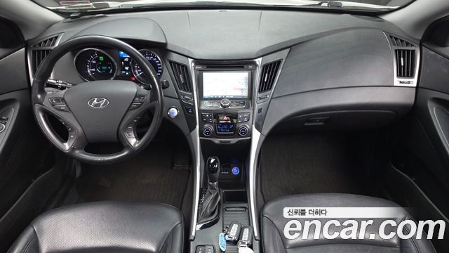 Hyundai Sonata — interior