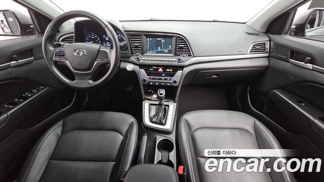 Hyundai Avante — interior