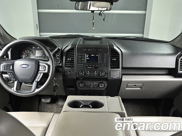 Ford F-150 — interior