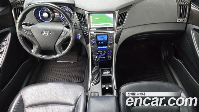 Hyundai Sonata — interior