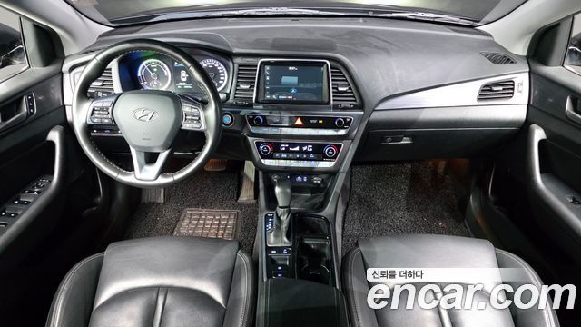 Hyundai Sonata — interior