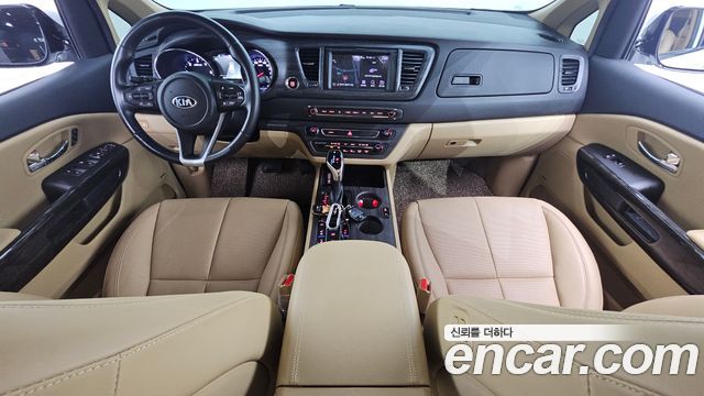 Kia Carnival — interior