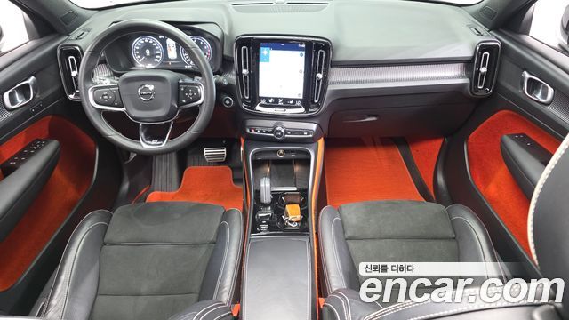 Volvo XC40 — interior