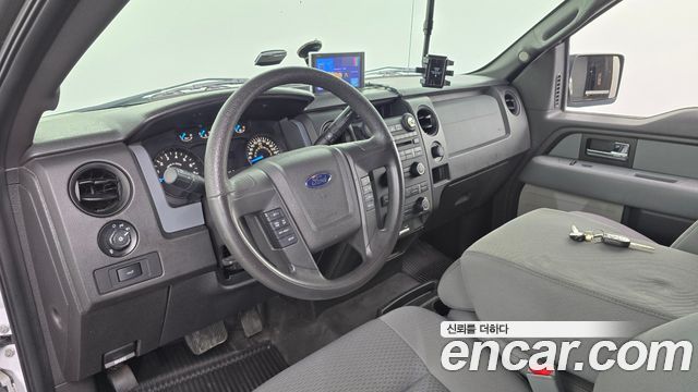 Ford F-150 — interior