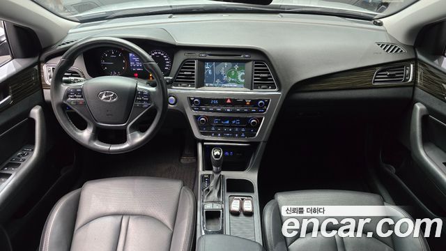 Hyundai Sonata — interior