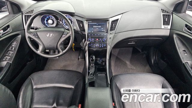Hyundai Sonata — interior
