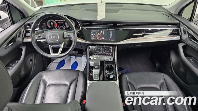 Audi Q7 — interior