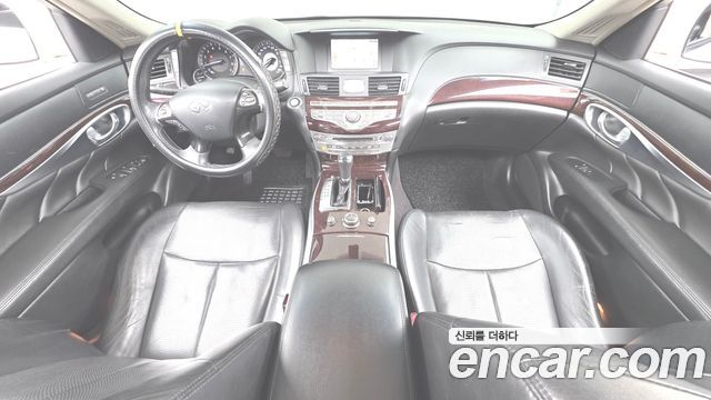 Infiniti M — interior