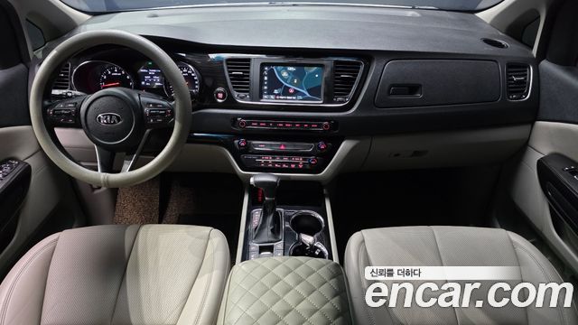 Kia Carnival — interior