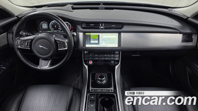 Jaguar XF — interior