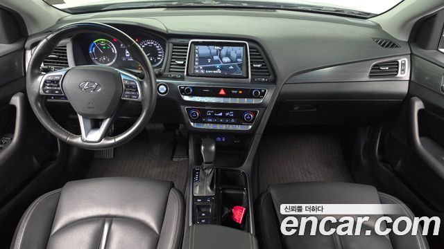 Hyundai Sonata — interior